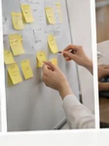 付箋を使って構成を整理する様子