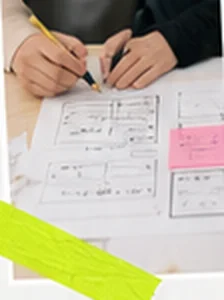 紙のワイヤーフレームに書き込む手元