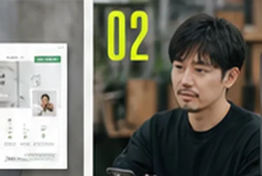 制作について話す男性